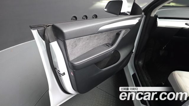 Tesla Model Y 2024 — photo 13