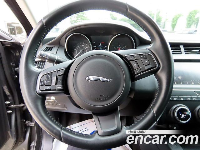 Jaguar E-PACE 2019 — photo 8