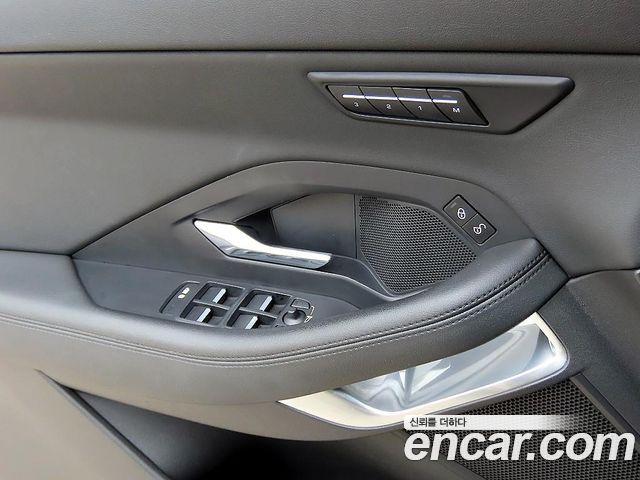Jaguar E-PACE 2019 — photo 11