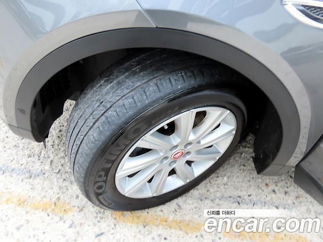 Jaguar E-PACE 2019 — photo 20