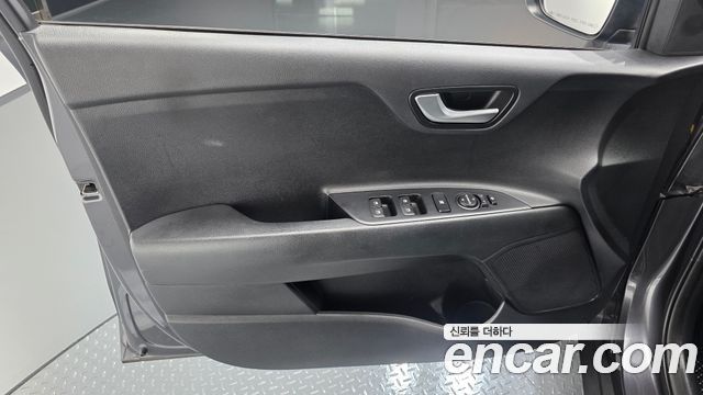 Kia Stonic 2018 — photo 14