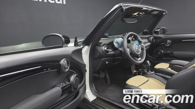 Mini Cooper Convertible 2024 — photo 13
