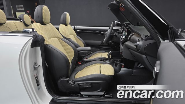 Mini Cooper Convertible 2024 — photo 17