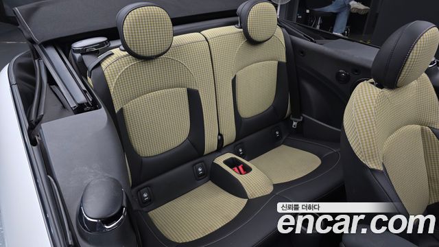 Mini Cooper Convertible 2024 — photo 18
