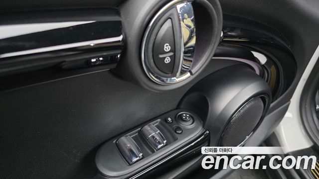 Mini Cooper Convertible 2024 — photo 25
