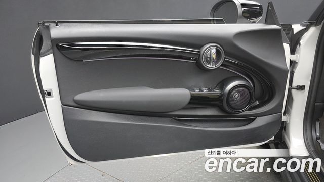 Mini Cooper Convertible 2024 — photo 15