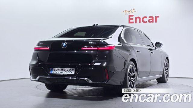 BMW 7-Series 2025 — photo 2