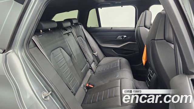 BMW 3-Series 2025 — photo 17