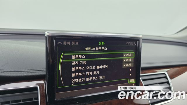 Audi A8 2011 — photo 18