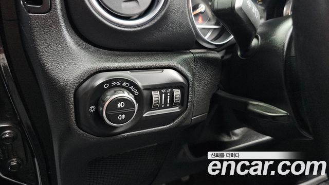 Jeep Wrangler 2020 — photo 28