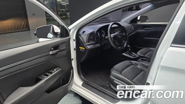 Hyundai AVANTE 2016 — photo 13