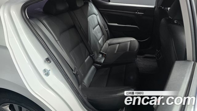 Hyundai AVANTE 2016 — photo 17