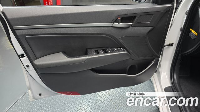 Hyundai AVANTE 2016 — photo 14