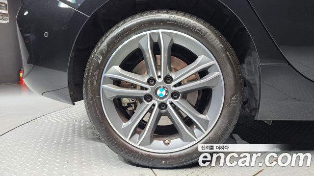 BMW 1-Series 2023 — photo 5