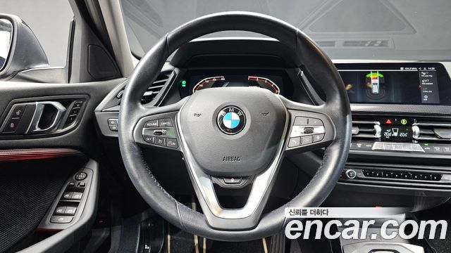 BMW 1-Series 2023 — photo 19