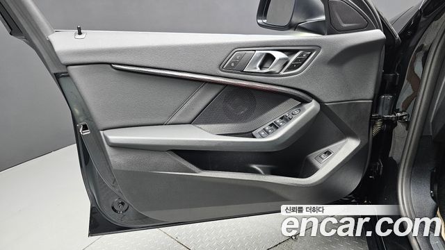 BMW 1-Series 2023 — photo 14