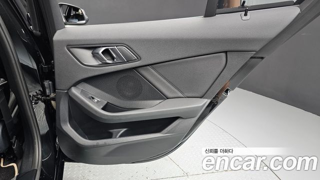 BMW 1-Series 2023 — photo 15