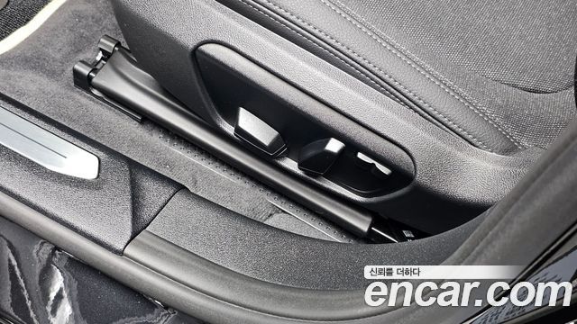 BMW 1-Series 2023 — photo 31