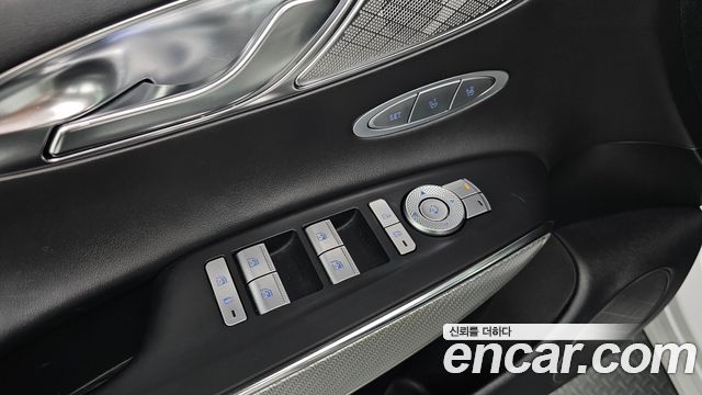 Genesis GV70 2021 — photo 23