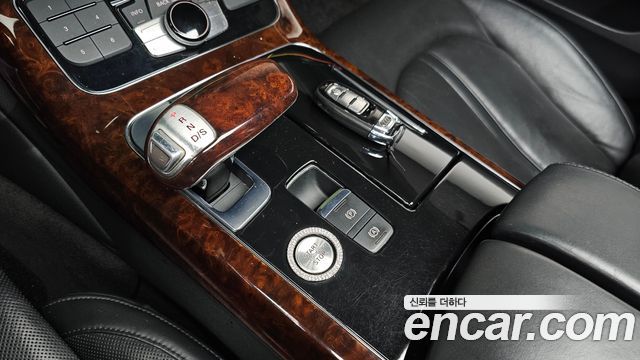 Audi A8 2011 — photo 9