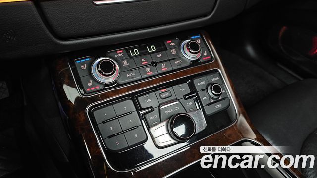 Audi A8 2011 — photo 17