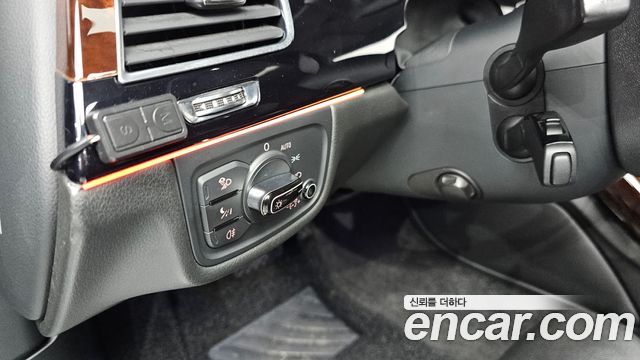 Audi A8 2011 — photo 18