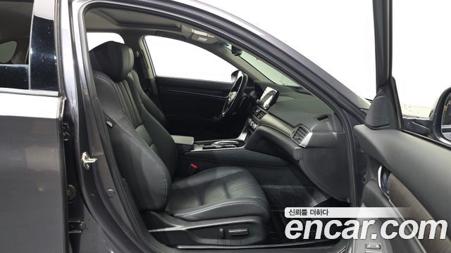 Honda Accord 2018 — photo 17