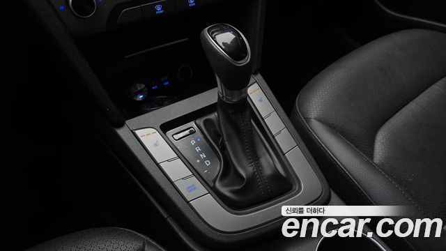 Hyundai AVANTE 2017 — photo 12