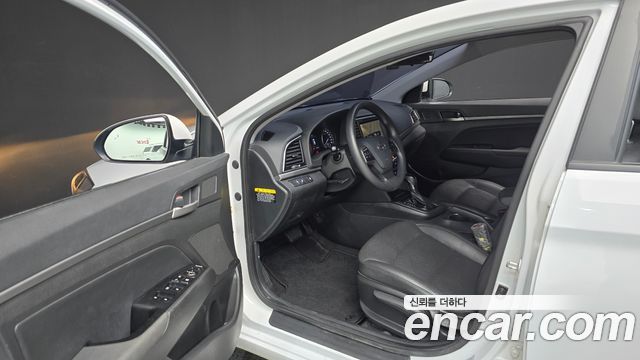 Hyundai AVANTE 2017 — photo 13