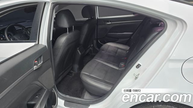 Hyundai AVANTE 2017 — photo 17