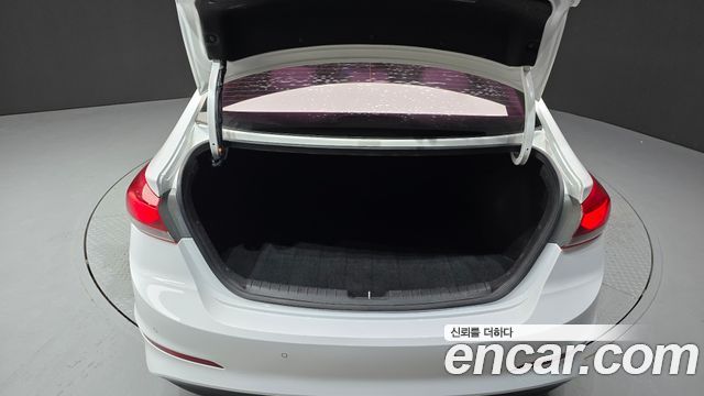 Hyundai AVANTE 2017 — photo 22