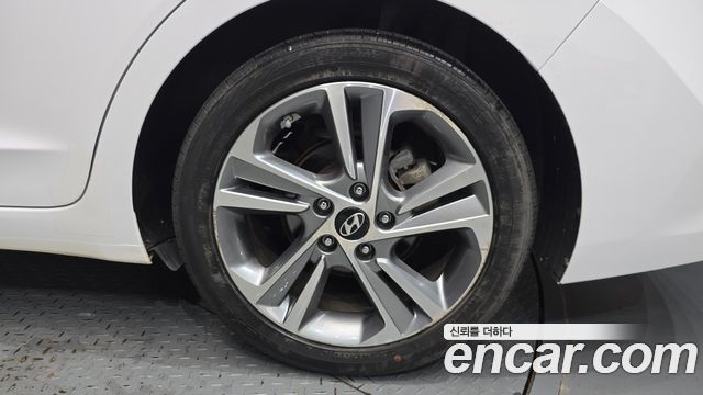 Hyundai AVANTE 2017 — photo 7