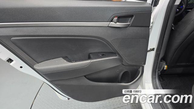 Hyundai AVANTE 2017 — photo 15