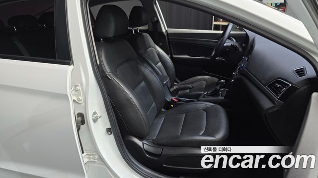 Hyundai AVANTE 2017 — photo 16
