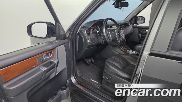 Land Rover Discovery 2016 — photo 12