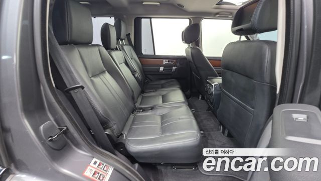 Land Rover Discovery 2016 — photo 19