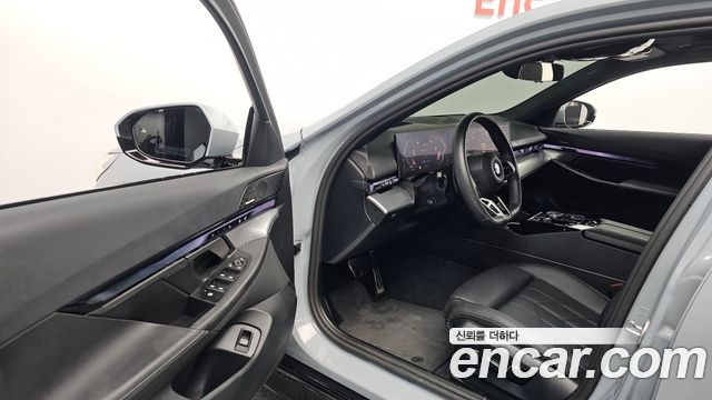 BMW 5-Series 2025 — photo 13