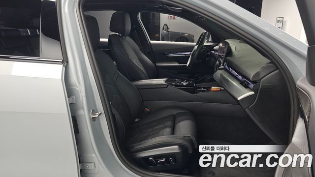 BMW 5-Series 2025 — photo 17