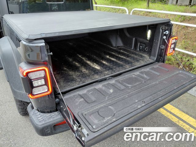 Jeep Gladiator 2023 — photo 16
