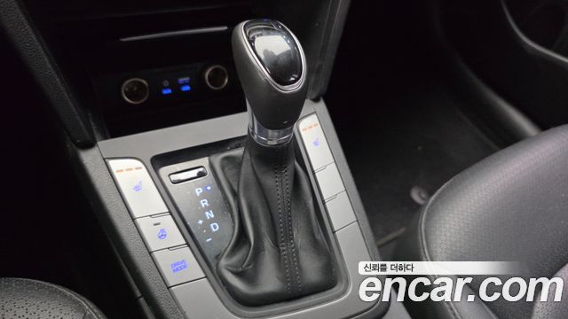 Hyundai AVANTE 2017 — photo 12