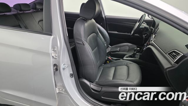 Hyundai AVANTE 2017 — photo 17
