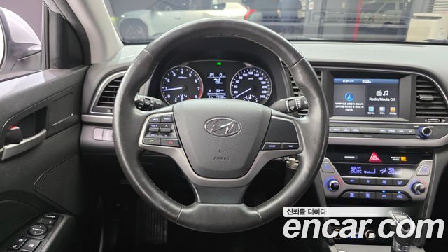 Hyundai AVANTE 2017 — photo 18