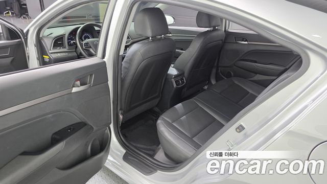 Hyundai AVANTE 2017 — photo 16