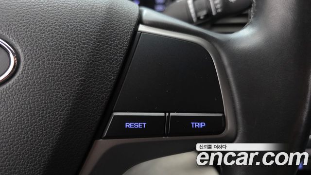Hyundai AVANTE 2017 — photo 30