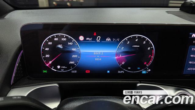 Mercedes-Benz GLB-Class 2025 — photo 11