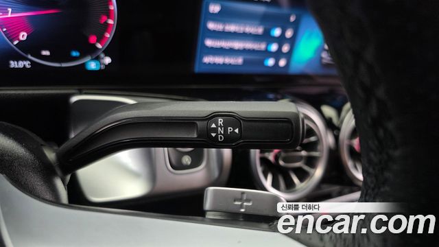 Mercedes-Benz GLB-Class 2025 — photo 12