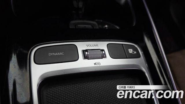 Mercedes-Benz GLB-Class 2025 — photo 19