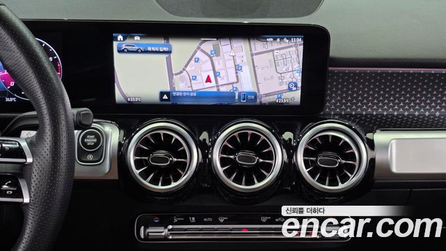 Mercedes-Benz GLB-Class 2025 — photo 21