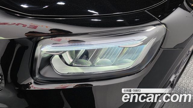 Mercedes-Benz GLB-Class 2025 — photo 8