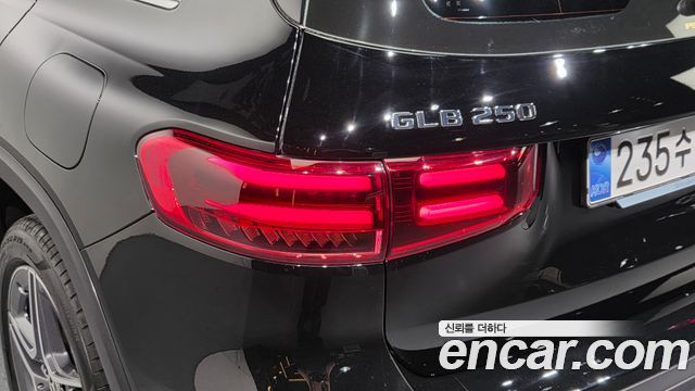 Mercedes-Benz GLB-Class 2025 — photo 9